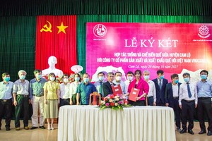 Vinasimex và UBND huyện Cam Lộ tỉnh Quảng Trị kí kết liên kết sản xuất và tiêu thụ sản phẩm quế, nghệ, gừng và tiêu hữu cơ.