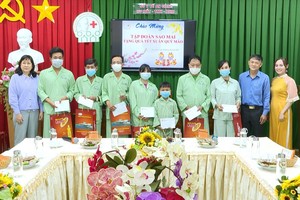 Bà Lê Thị Nguyệt Thu - Chủ tịch HĐQT Tập đoàn Sao Mai (bìa bên phải) tặng quà cho bệnh nhân nghèo tại Bệnh Viện Răng Hàm Mặt An Giang