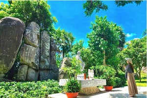 Phật Thạch Thủ trong khu tham quan ĐMT An Hảo dưới chân Núi Cấm 