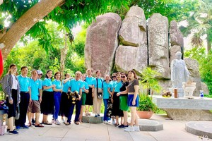 Đông đảo du khách vừa đi tham quan Điện mặt trời An Hảo, vừa du lịch tâm linh