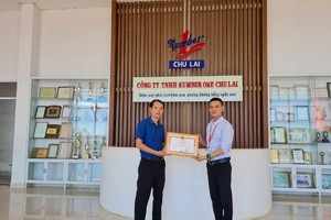 Bảo hiểm xã hội Việt Nam trao bằng khen cho Nhà máy Number One Chu Lai.