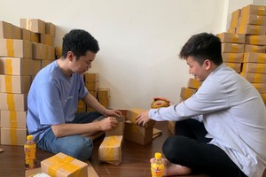 Người lao động chủ động tăng ca làm thêm giờ để cải thiện thu nhập cuối năm.