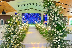 Rực rỡ giữa thiên đường hoa.