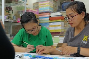 Thúy Vy không may bị liệt và teo một chân bên phải sau một cơn sốt cao.