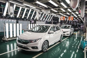 Doanh số bán ô tô tháng 2 năm nay sụt giảm một nửa so với cùng kỳ năm ngoái.