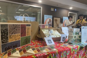 Bộ quà tặng “Tinh hoa đất mẹ” bao gồm các sản phẩm thủ công độc đáo từ 10 doanh nghiệp tác động xã hội tiêu biểu thuộc chương trình “SIB Kết nối vươn xa”