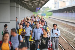 Kỳ nghỉ lễ Quốc khánh năm nay được nghỉ dài ngày nên nhu cầu đi lại bằng tàu hỏa của người dân trước và sau kỳ nghỉ lễ tăng cao hơn so với ngày thường.