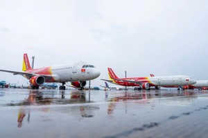 Máy bay tạm dừng hoạt động tại Sân bay Nội Bài ngày 7/9 do ảnh hưởng của cơn bão số 3. 