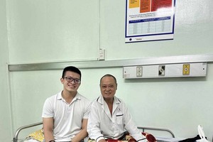 Bác sĩ Ngô Trần Nhật Giang (trái) đến bệnh viện thăm hỏi tình trạng sức khỏe của ông T. vào sáng ngày 1/11.