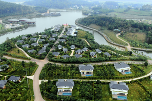 LAMORI Resort & Spa hiện lên như một khúc tình ca của sự hòa quyện hoàn hảo giữa thiên nhiên kỳ vĩ và thiết kế kiến trúc tinh tế. 