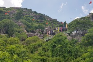 Cao hơn 300m như chọc thủng thiên khung.