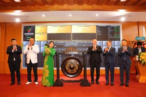 Bà Vũ Thị Hạnh, Chủ tịch HĐQT PTM đánh cồng khai trương giao dịch cổ phiếu PTM