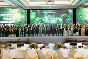 Giải thưởng vinh danh các doanh nghiệp Đồng hành vì sự phát triển bền vững thể hiện cam kết mạnh mẽ trong bảo vệ môi trường, các sáng kiến ​​kinh tế tuần hoàn, tác động xã hội, quản trị, chuyển đổi xanh và chuyển đổi số. Ảnh: Chí Cường