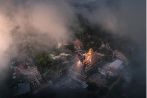 Núi Cấm an nhiên giữa đại ngàn xanh thẳm.