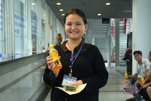 Niềm vui của chị Lê Thị Ngọc Trang khi nhận giải thưởng trị giá 50 triệu đồng nhờ uống Number 1 để tiếp thêm năng lượng khi bán hàng mỗi ngày trong hè 2025. 