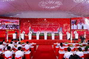 Lãnh đạo TP.HCM và các sở ngành, đại diện công ty Khang Điền thực hiện nghi thức bấm nút khởi công Dự án.