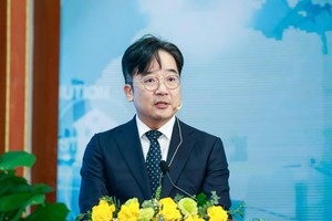 Ông Cha Ji Ho, Phó Tổng giám đốc phụ trách Trung tâm Mua hàng, Samsung Việt Nam chia sẻ tại toạ đàm. Ảnh Đức Thanh