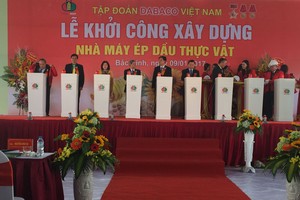 Ông Nguyễn Xuân Cường, Bộ trưởng Bộ Nông nghiệp và Phát triển nông thôn ( chính giữa) cùng lãnh đạo Tỉnh ủy Bắc Ninh cùng bấm nút khởi công dự án