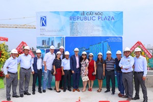 Cất nóc tổ hợp căn hộ cao cấp & khách sạn 5 sao Republic Plaza