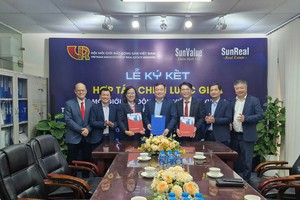 Lãnh đạo SunValue và VARS chụp ảnh sau khi ký kết Thỏa thuận hợp tác