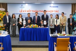 Ông Nguyễn Thúc Cẩn - Tổng giám đốc Tập đoàn Everland và ông Sakabe Masashi - Tổng giám đốc Công ty TNHH Panasonic Electric Works Việt Nam ký Thỏa thuận hợp tác dưới sự chứng kiến của đại diện Ban lãnh đạo hai bên. Ảnh: Everland Group