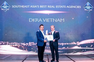 Ông Phạm Lâm - CEO DKRA Vietnam (bên trái) đón nhận giải thưởng "Đơn vị phân phối Bất động sản tốt nhất Đông Nam Á" 