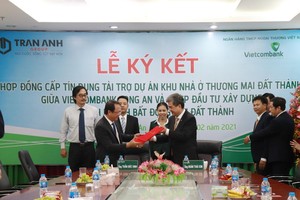 Đại diện Trần Anh Group và Ngân hàng Vietcombank Long An thực hiện nghi thức ký kết hợp đồng.
