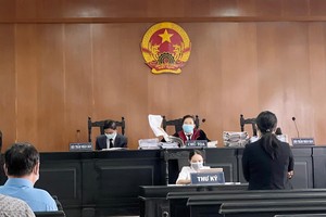 Đại diện bị đơn đối đáp với HĐXX tại phiên xét xử ngày 26/5