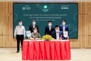 Bà Nguyễn Hương - CEO Đại Phúc Land, đại diện Van Phuc Group và ông Phạm Lâm - Chủ tịch HĐQT kiêm CEO DKRA Vietnam chính thức ký kết hợp tác phân phối độc quyền Van Phuc Mansion và Parkview Shop Villas.