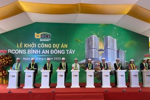 Đại biểu thực hiện nghi thức khởi công.
