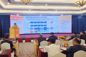 Bà Võ Thị Trung Trinh, Giám đốc Trung tâm chuyển đổi số TP.HCM giới thiệu ứng dụng Công dân số TP.HCM tại Diễn đàn.