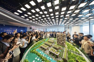Khu vực sa bàn dự án Imperia Sensa Park thu hút sự quan tâm của nhiều nhà đầu tư.