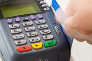 Không nên trả các khoản chi lớn bằng thẻ tín dụng. Ảnh: