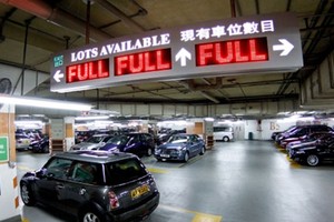 Một bãi đỗ ôtô đã kín chỗ tại Hong Kong. Ảnh: Apple Daily