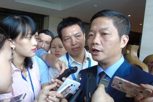 Bộ trưởng Công Thương Trần Tuấn Anh trả lời phỏng vấn bên hành lang Quốc hội.