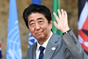 Ông Shinzo Abe chính thức tái đắc cử Thủ tướng Nhật Bản ngày 1/11 sau khi đảng của ông giành chiến thắng tuyệt đối tại cuộc bầu cử Hạ viện tháng trước và ông dự kiến sẽ tại vị cho đến năm 2021.