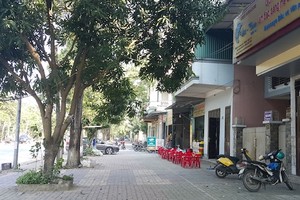 Vỉa hè đường Phan Đăng Lưu nơi được thí điểm cho thuê. Ảnh: Hải Bình.