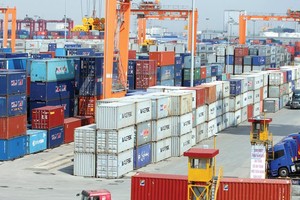 Tự do hóa thương mại và đầu tư là mục tiêu APEC đang hướng tới. Trong ảnh: Xuất nhập khẩu hàng hóa tại cảng Hải Phòng.