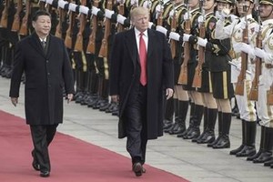 Chủ tịch Trung Quốc Tập Cận Bình và Tổng thống Mỹ Donald Trump trong lễ đón chính thức tại Bắc Kinh ngày 9/11. Ảnh: AFP