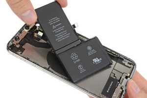 iPhone X được thiết kế với pin lớn kiểu chữ L được ghép lại từ hai pin nhỏ.