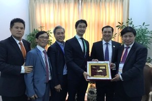 Chủ tịch UBND thành phố Huỳnh Đức Thơ tiếp TS Philipp Rosler, Giám đốc Điều hành Diễn đàn Kinh tế Thế giới (thứ ba bên phải ảnh)