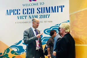 Lãnh đạo các doanh nghiệp gặp gỡ tại APEC CEO Summit. Ảnh: VGP/Huy Thắng