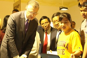 Đại sứ Daniel Kritenbrink trao đổi với sinh viên Đại học Đà Nẵng về các ý tưởng sáng tạo khoa học