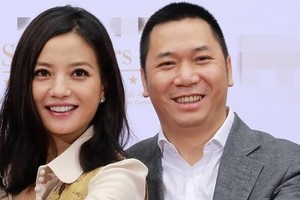 Vợ chồng Triệu Vy bị cáo buộc tung tin gian dối, làm rối loạn thị trường chứng khoán.