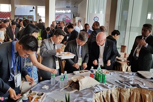 Doanh nhân APEC dùng cơm hộp trước giờ Tổng thống Trump phát biểu