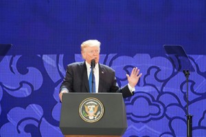 Tổng thống Mỹ Donald Trump phát biểu trước cử tọa CEO Summit, tại Cung hội nghị Ariyana, Đà Nẵng. 