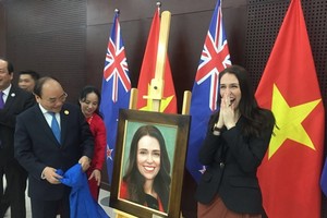 Món quà Thủ tướng Nguyễn Xuân Phúc tặng Thủ tướng New Zealand