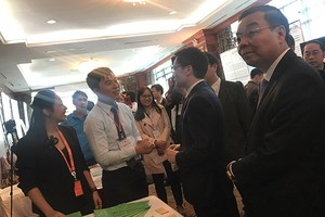 Phó Thủ tướng Chính phủ Vũ Đức Đam trao đổi với các start-up tại sự kiện.