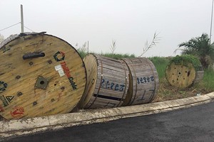 Một số cuộn dây điện còn lại ở hiện trường