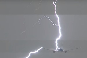 Chiếc máy bay của Hãng KLM bị sét đánh sau khi cất cánh